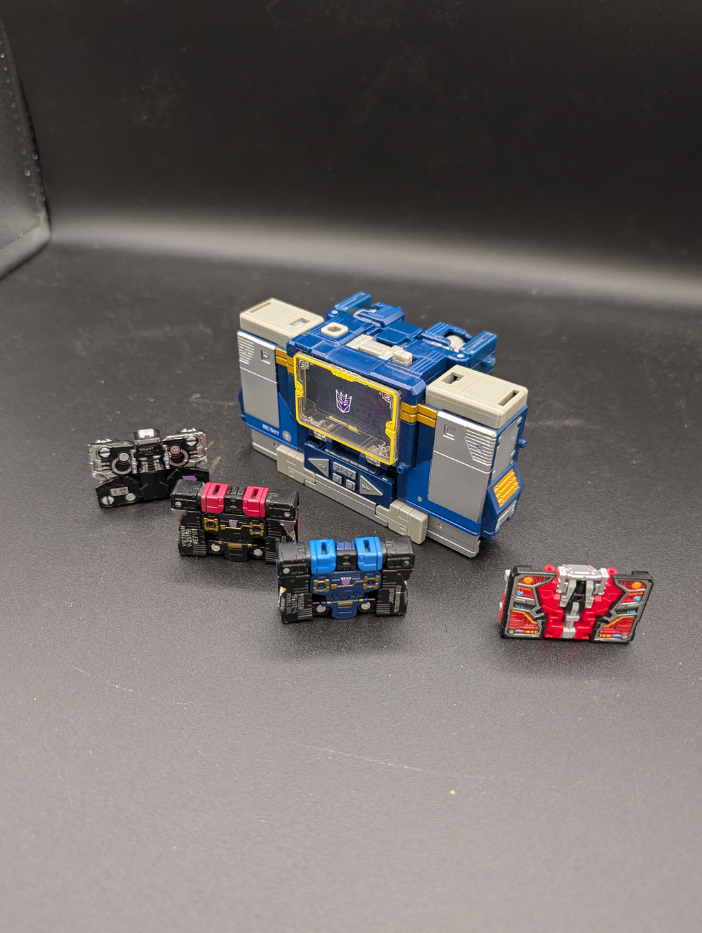 Transformers Earthrise Soundwave with 4 Tapes! (Laserbeak, Rumble, Frenzy, Ravage)(Loose, Complete)